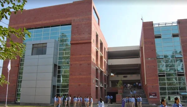 Quantum_University_is_a_private_university_located_in_Roorkee